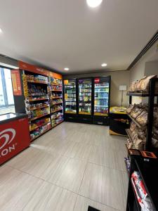 圣保罗JP Crauford Choice Suites的杂货店里摆满饮料的空荡荡的过道