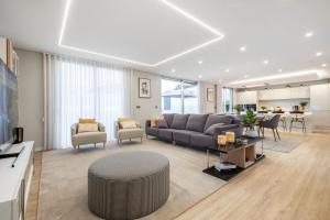 uma sala de estar com um sofá e uma mesa em Bayview Villa Retreat no Funchal