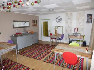 ein Zimmer mit Tisch und Stühlen und ein Esszimmer in der Unterkunft Gästehaus HarzGlück in Braunlage + 37 Fotos