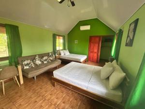Гостиная зона в Cabinas Tortuguero Sports Fishing
