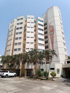 a building with a mural on the side of it at ARARAS Apart Service (centro) in Caldas Novas
