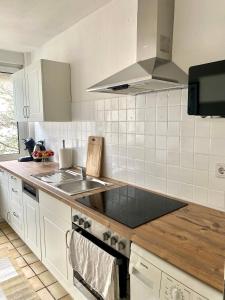 Η κουζίνα ή μικρή κουζίνα στο Spacious 3-Bed Apartment WiFi, Netflix, Self Check-in +10 φωτογραφίες