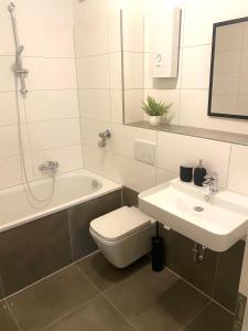 Ένα μπάνιο στο Spacious 3-Bed Apartment WiFi, Netflix, Self Check-in