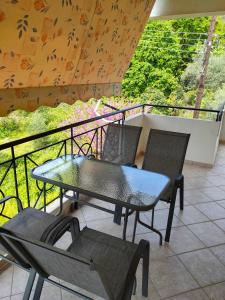 a patio with a table and chairs on a balcony at Makis 2 in Igoumenitsa