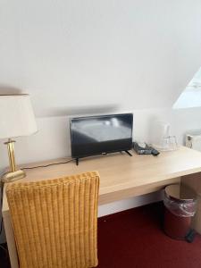 escritorio con TV en Neue Pfefferkiste, en Leipzig