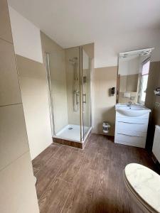 un baño con ducha y lavabo en Neue Pfefferkiste, en Leipzig