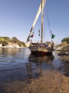 アスワンにあるSailing spiritの岸辺の水上に座る船