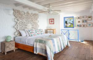 a bedroom with a bed with a large headboard at Monasterio del Viento in Bahia Maracaibo