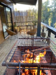 una parrilla con algo de comida encima en Colico Lodge - tinaja -terraza, en Catrico