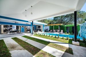 Private Pool Ping-Pong Table Walk to Beach Villa内部或周边的泳池
