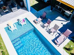 Private Pool Ping-Pong Table Walk to Beach Villa内部或周边的泳池