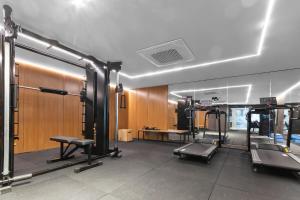 Un gimnasio con cintas de correr y máquinas en una habitación. en Alta Garden Housi João Pessoa by Carpediem, en João Pessoa 281 fotos más