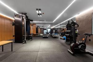 un gimnasio con varias cintas de correr y máquinas de ejercicio en Alta Garden Housi João Pessoa by Carpediem, en João Pessoa