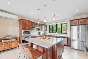 une grande cuisine avec une grande île au milieu dans l'établissement Spacious Luxury 4 Bed Condo in Ocotal, à Ocotal