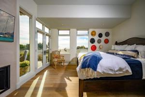 Ένα ή περισσότερα κρεβάτια σε δωμάτιο στο 4BR Luxury Del Mar Beach House with Ocean Views