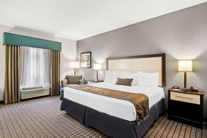 Postel nebo postele na pokoji v ubytování Best Western Plus - Magee Inn & Suites
