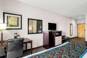 TV a/nebo společenská místnost v ubytování Best Western Plus - Magee Inn & Suites