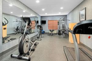 Fitness centrum a/nebo fitness zařízení v ubytování Best Western Plus - Magee Inn & Suites