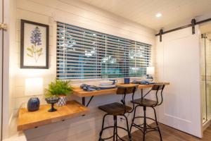 BellmeadThe Bluebonnet-Tiny Container Home Country Setting 12 min to Downtown的相册照片