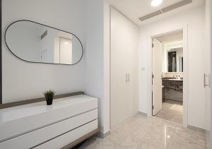 Luxury Beachfront 2Bd Apt, Shams, JBR客房内的一张或多张床位