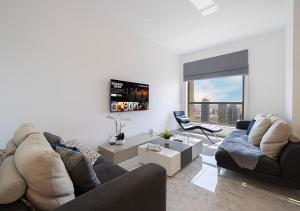 Luxury Beachfront 2Bd Apt, Shams, JBR的电视和/或娱乐中心