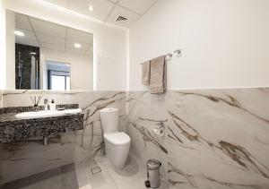 Luxury Beachfront 2Bd Apt, Shams, JBR的一间浴室