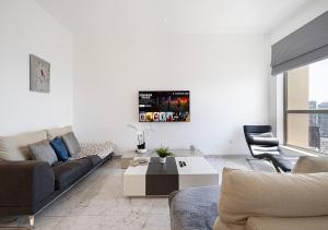 Luxury Beachfront 2Bd Apt, Shams, JBR的电视和/或娱乐中心