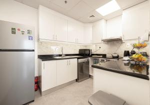 Luxury Beachfront 2Bd Apt, Shams, JBR的厨房或小厨房