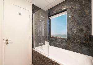 Luxury Beachfront 2Bd Apt, Shams, JBR的一间浴室