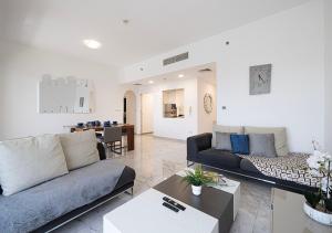 Luxury Beachfront 2Bd Apt, Shams, JBR的休息区