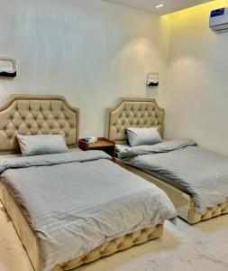 2 Betten in einem Hotelzimmer mit 2 Betten in der Unterkunft شاطئ اللؤلؤ وحده مفروشه 2 in Bucht Obhor