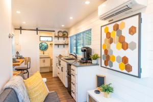 Kuchyň nebo kuchyňský kout v ubytování The Honeycomb-Tiny Container Home 12 Min. to Magnolia/Baylor