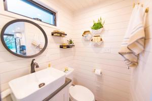 Koupelna v ubytování The Honeycomb-Tiny Container Home 12 Min. to Magnolia/Baylor + 36 fotografií