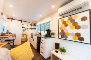 Kuchyň nebo kuchyňský kout v ubytování The Honeycomb-Tiny Container Home 12 Min. to Magnolia/Baylor