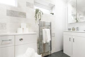 Ένα μπάνιο στο Beautiful 3 Bed Home in Portchester near Portsmouth +70 φωτογραφίες
