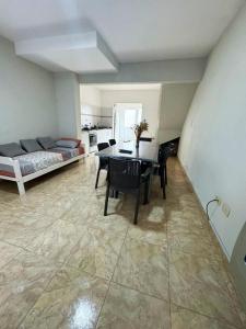 ein Zimmer mit einem Tisch und Stühlen und einem Bett in der Unterkunft EL DEPTO DE GRACE in San Pedro