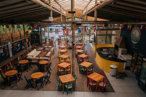 an overhead view of a restaurant with tables and chairs at Beer Hostel Suites Privativas, Compartilhadas e Smart Camps in Ilhabela