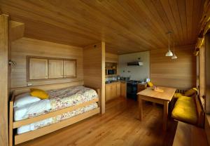 Llit o llits en una habitació de Cabañas Alcamar