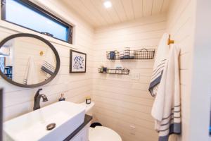 BellmeadThe Bluebonnet-Tiny Container Home Country Setting 12 min to Downtown的带水槽和镜子的浴室