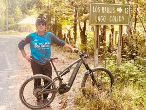 Un hombre parado junto a una bicicleta en una carretera en Colico Lodge - tinaja -terraza, en Catrico