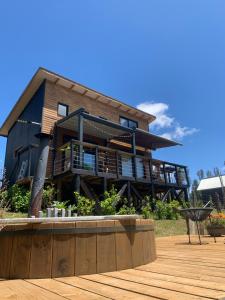 Casa de madera grande con terraza grande en Colico Lodge - tinaja -terraza, en Catrico