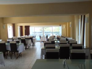 a dining room filled with tables and chairs at Blue Sea Hotel & Spa in Kuşadası