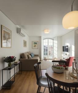 een woonkamer met een tafel en een bank bij Lisbon Serviced Apartments - Baixa Castelo in Lissabon