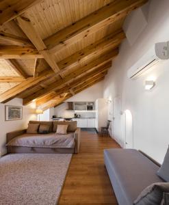 un soggiorno con divano e soffitti in legno di Lisbon Serviced Apartments - Baixa Castelo a Lisbona
