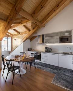 una cucina con un tavolo e sedie in una stanza di Lisbon Serviced Apartments - Baixa Castelo a Lisbona