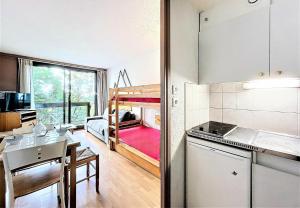 Køkken eller tekøkken på Résidence Pegase - STUDIO 4 PERSONNES MAE-0631