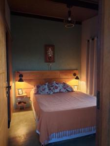 una camera da letto con un letto grande in una stanza di Aconchego do Pôr do Sol Sebollas a Inconfidência