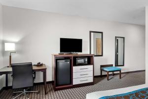TV a/nebo společenská místnost v ubytování Best Western Plus - Magee Inn & Suites