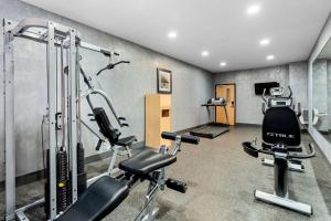 Fitness centrum a/nebo fitness zařízení v ubytování Best Western Plus - Magee Inn & Suites