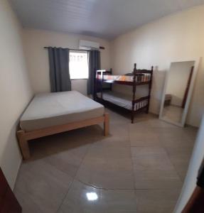 une petite chambre avec un lit et un berceau dans l'établissement Casa de férias luar do prado, à Prado